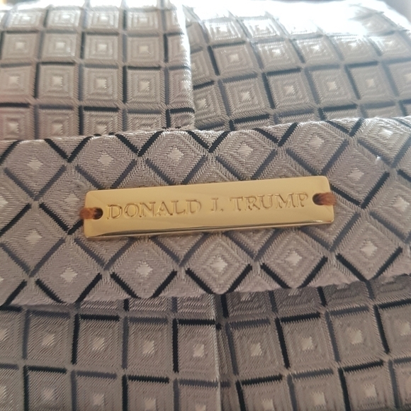 Donald J. Trump Signature Collection Silk Tie - Picture 4 of 6